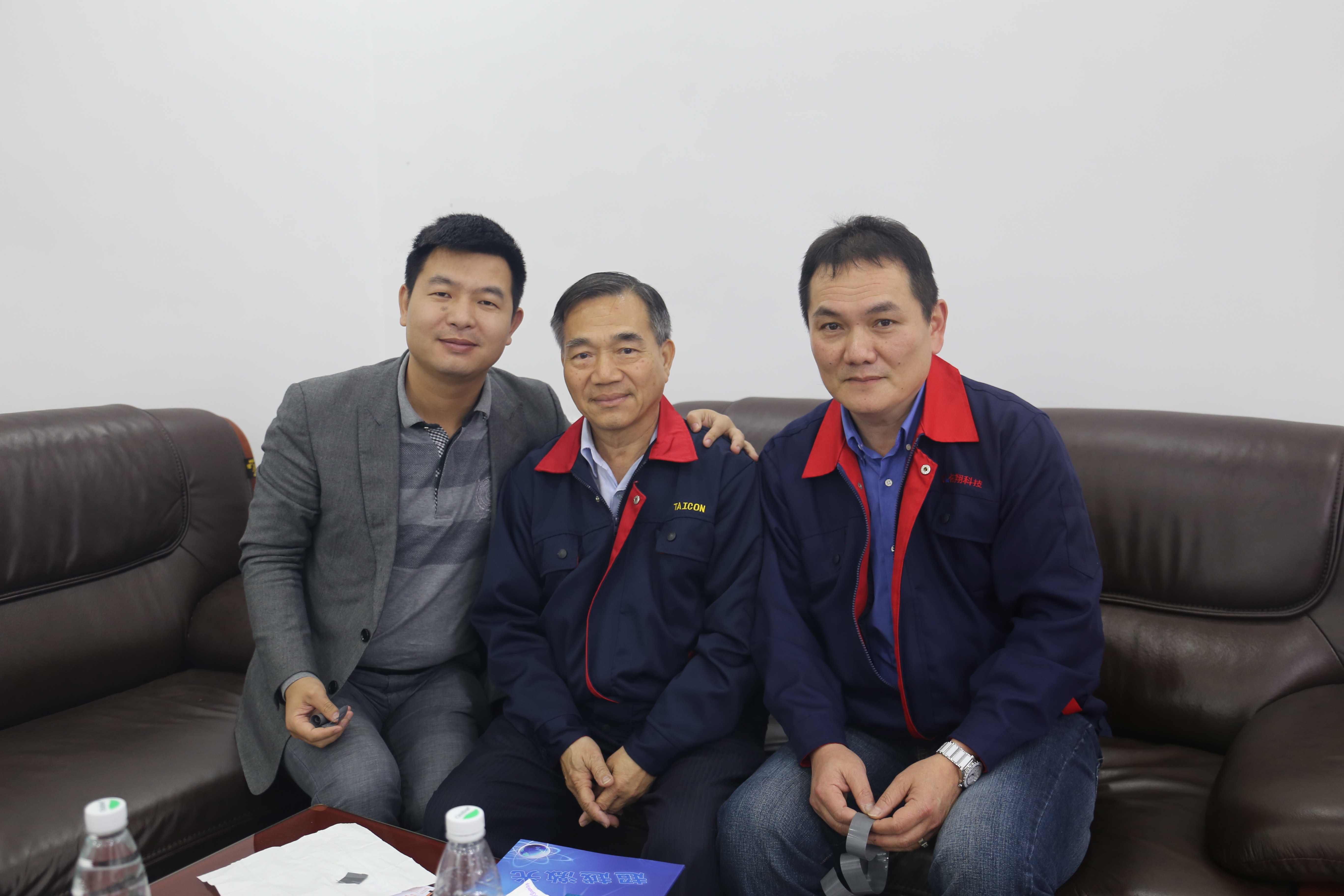 超越激光經(jīng)理與客戶合影